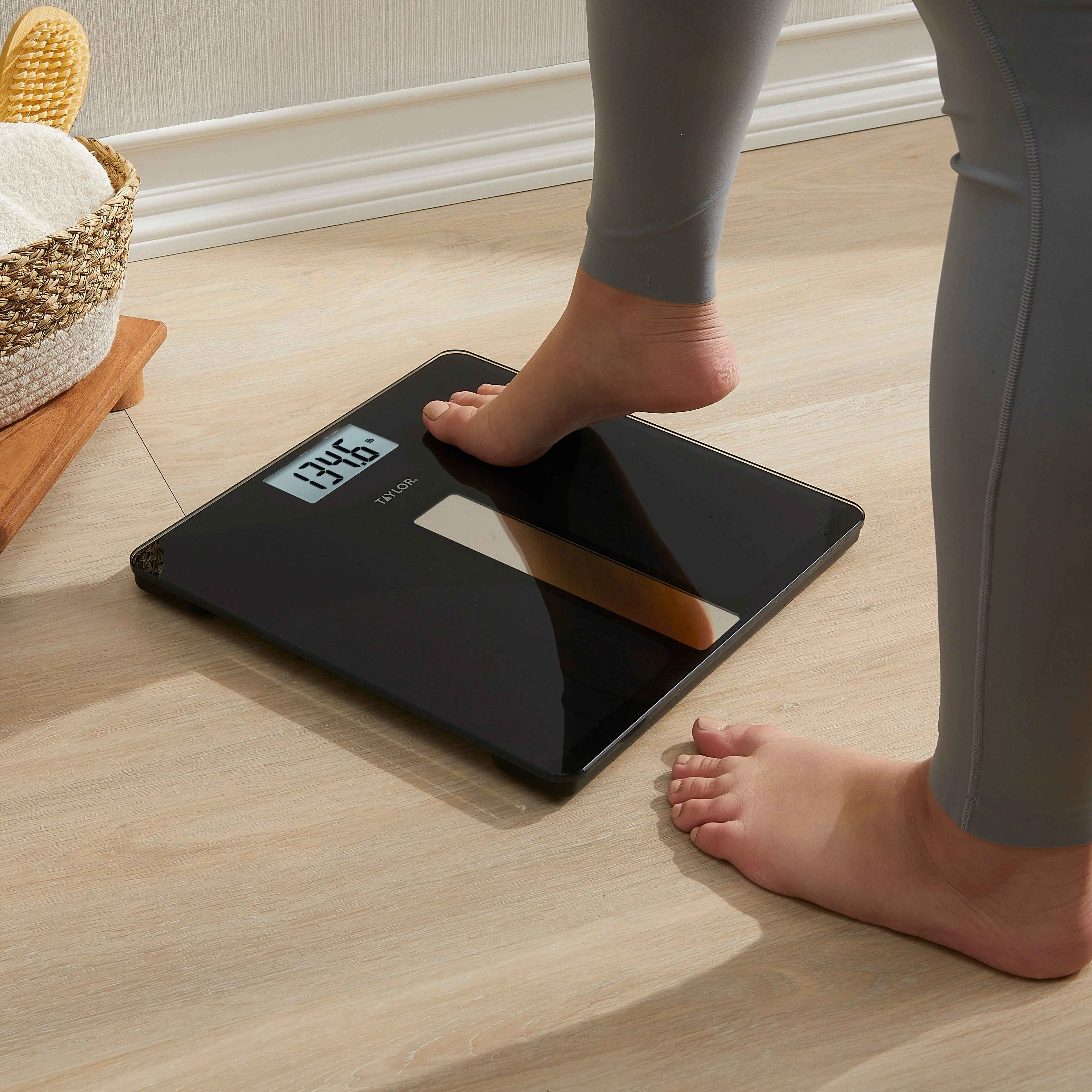 Digital Light-Powered Bath Scale